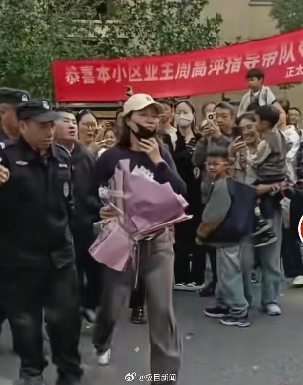 载誉而归！泰州队女教练周高萍回家被所住小区拉横幅迎接